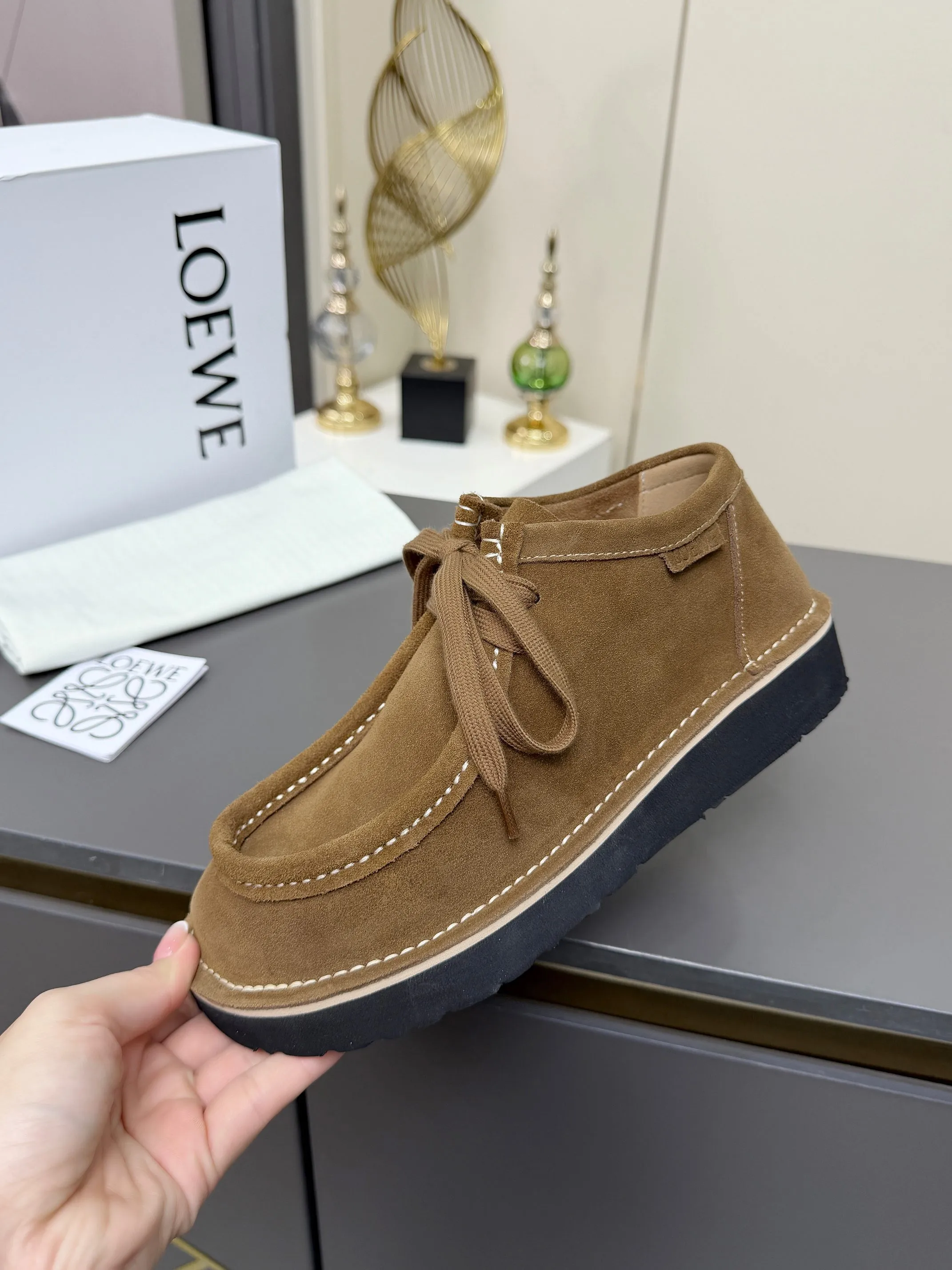 👟👟Ex-factory price 560👟👟 LOEWE·Loewe's latest kangaroo shoes, split cow leather, suede cow leather, thick-soled lace-up casual shoes, lace-up retro British style, from design to texture, allowing you to easily have a high-end luxury wearing experience. The upper is made of imported high-mercerized smooth cow suede. The delicate texture has a natural velvet-like sheen. Every inch exudes low-key sophistication. It is matched with the light-feeling EVA foam outsole. The 3-centimeter heel height is just right. It not only quietly elongates the body shape, but also brings the comfort of walking on the ground! The original version was purchased and developed, and the details are well handled. It is worth owning. It has a unique fashionable and trend-leading style. It is highly recommended to stock up. The shoe style is great, the leather is soft and comfortable, very comfortable on the feet and easy to match. ✦Fabric: imported high mercerized cowhide ✦Lining: no lining ✦Outsole: original EVA foam outsole ✦Number of sizes: women's size: 35#-40# (TT)